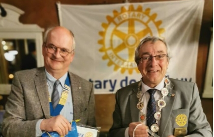 Visite de notre Gouverneur J-P Hogenboom. Remise de fanions avec notre Président, B. Blanchart